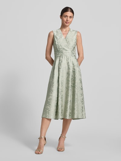 Modelka nosi Regular Fit Midikleid mit floralem Allover-Stitching od Rinascimento, zielony odcień, faktura z kwiatowym wzorem, krój regular fit, dekolt V, bez rękawów, zapinane na zamek, długość tyłu w rozmiarze S: 97 cm, szerokość w rozmiarze S: 40 cm, widok całej sylwetki z przodu