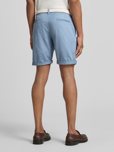 Männermodel trägt Bermudas mit Gürtel und Eingrifftaschen von MCNEAL, hellblauer Baumwoll-Mix, Straight Fit, Ganzkörperansicht Rückansicht.