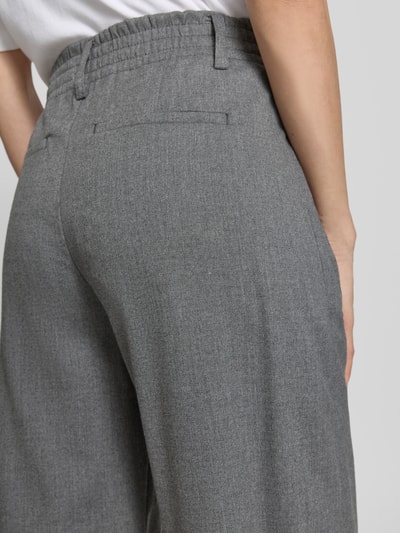 Männermodel trägt szare spodnie Hose mit Gesäßtaschen Modell 'JEALOUS' von Drykorn, materiał z wiskozą, szeroka nogawka, detal tylnej części, zbliżenie
