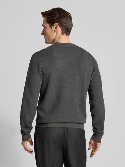 Männermodel trägt Regular Fit gebreide pullover met scheerwol, model 'SETAL' van HUGO, look: effen, labelpatch, lange mouw, rompzoom, knitwear. Ganzkörperansicht Rückansicht.