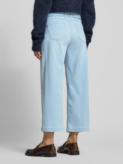 Frauenmodel trägt Jeans mit weitem Bein und Gürtel Modell 'Linn City' von Angels, hellblaue Baumwollmischung, Ganzkörperansicht Rückansicht