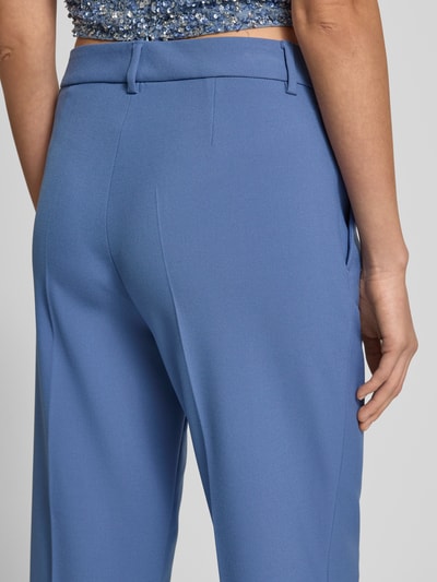 Frauenmodel trägt Wide Fit Stoffhose mit Viskose-Anteil Modell 'Olessa' von Raffaello Rossi in Hellblau, glatte Textur, Detailaufnahme Rückansicht. Elastischer Material-Mix, Bügelfalten, Haken- und Reißverschluss, Bundweite 41 cm, Innenbeinlänge 66 cm bei Größe 36.