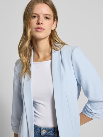 Modelka kobieca nosi Regular Fit Longblazer mit Viskose-Anteil Model 'BOSELLA' od Pieces, efekt: jednolity kolor, krój regular fit, kołnierz z połami, poduszki na ramionach, rękaw o dł. 3/4, zakończenie rękawów marszczenie, wykończenie materiału: tkana faktura, kolor jasnoniebieski, z przodu, zbliżenie górnej części ciała.