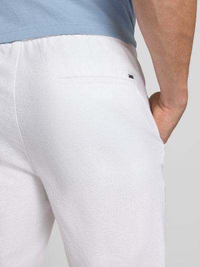 Männermodel trägt Regular Fit Shorts aus Baumwoll-Leinen-Mix Modell 'LINUS' von Only & Sons, Optik: Unifarben, Nahaufnahme Rückansicht.