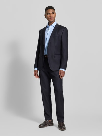 Männermodel trägt Slim Fit Freizeithemd aus reiner Baumwolle von BOSS, Optik: Unifarben, Haifischkragen, Ganzkörperansicht von vorne.