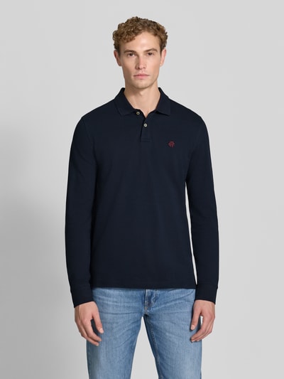 Mannelijk model draagt Regular Fit Poloshirt uit puur katoen van MCNEAL, Polokraag met knoopsluiting, labelstitching, shirt met lange mouwen, ruglengte maat M 73 cm, donkerblauw, voorkant volledige lichaamsweergave.