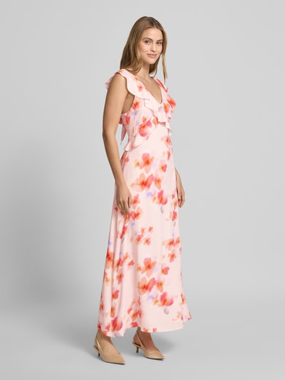 Frauenmodel trägt Maxikleid aus Viskose mit Volants Modell 'Callindra' von mbyM, A-Linie, V-Ausschnitt, florale Muster, Ganzkörperansicht von vorne. Rückenlänge bei Größe S: 111 cm, Brustweite bei Größe S: 34 cm.