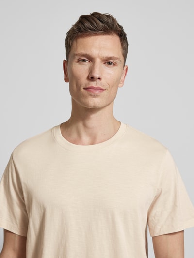 Männermodel trägt Regular Fit T-Shirt aus reiner Baumwolle Modell 'HASPEN' von SELECTED HOMME in Melange-Optik, Rundhals, kurzarm, Nahaufnahme Oberkörper