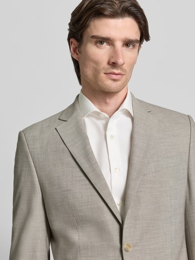 Męski model nosi Regular Fit Anzugjacke mit Viskose-Anteil od HECHTER PARIS, jasnobeżowy, gładka tkanina, klapy, detalowe kieszenie, zbliżenie górnej części ciała.