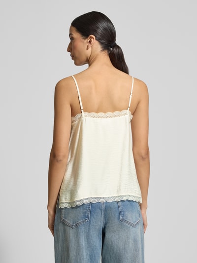 Frauenmodel trägt Trägertop aus Modal-Mix mit Spitzenbesatz von Jake*s Collection in Creme, Regular Fit, Rückenlänge 35 cm, Ganzkörperansicht Rückansicht.