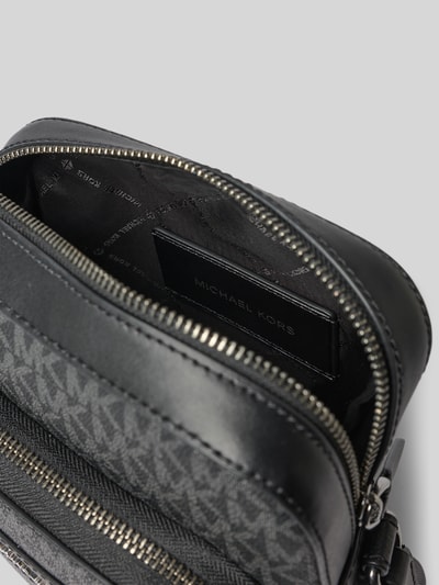 Produktfoto, torba na ramię Umhängetasche mit Logo-Muster Modell 'HUDSON' od Michael Kors, wzór z logo na całej powierzchni, detal z logo, główna przegroda z zamkiem błyskawicznym, regulowany pasek, szerokość w rozmiarze 1: 19 cm, długość w rozmiarze 1: 25 cm, głębokość w rozmiarze 1: 9 cm, długość paska w rozmiarze 1: 104 cm