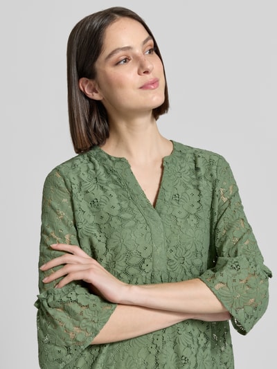 Frauenmodel trägt Loose Fit Spitzenkleid aus Baumwoll-Mix Modell 'HONEY' von Vero Moda, unifarben, Spitzen-Muster, 3/4-Arm, V-Ausschnitt, Nahaufnahme Oberkörper.