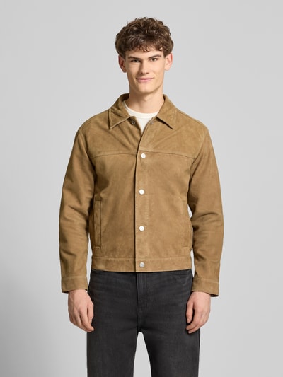 Männermodel trägt Regular Fit Lederjacke aus echtem Ziegenvelours von Marc O'Polo Denim, unifarben, Velours-Textur, Ganzkörperansicht von vorne.