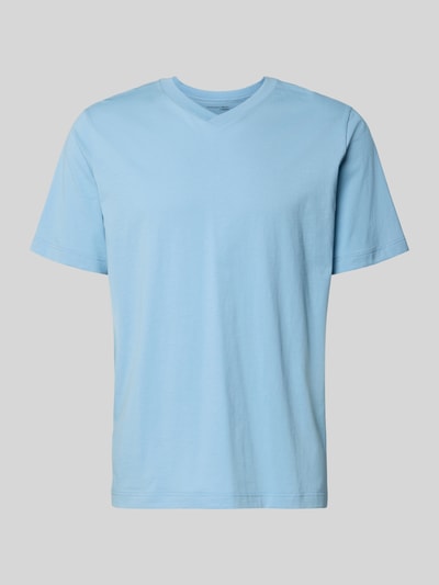 Produktfoto, hellblaues T-Shirt mit V-Ausschnitt von Schiesser, reine Baumwolle, Regular Fit, glatte Textur, Rückenlänge 70 cm bei Größe 50.
