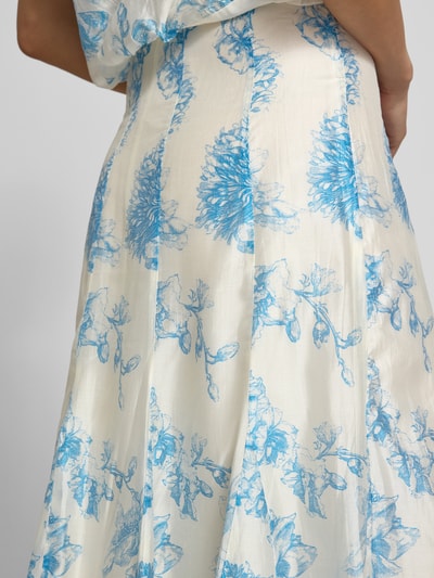 Frauenmodel trägt Maxirock aus Lyocell-Mix Modell 'Evangelia' von MSCH Copenhagen mit blauem Floraler Allover-Print, Nahaufnahme Hüfte.