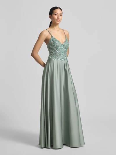 Modelka nosi Abendkleid mit Perlen und V-Ausschnitt von Laona, satyn, krój taliowany, długi, perły, dekolt V, długość tyłu w rozmiarze 36: 144 cm, szerokość w rozmiarze 36: 30 cm, widok całej sylwetki z przodu.