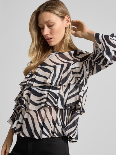 Frauenmodel trägt Regular Fit Bluse aus reiner Viskose Modell 'Falco' von Marella, Allover-Animal-Print, Rüschenbesatz, Langärmelig, Rundhalsausschnitt, Rückenlänge 51 cm, Ärmellänge 50 cm, Nahaufnahme Oberkörper.
