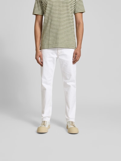 Männermodel trägt Straight Fit Jeans mit Stretch-Anteil von Closed in Weiß, Baumwoll-Elasthan-Mix, 5-Pocket, Kontrastnähte, Ganzkörperansicht von vorne.