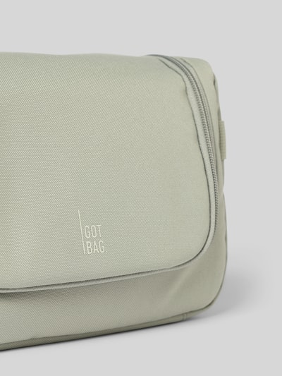 Produktfoto, Kulturbeutel mit Logo-Detail von Gotbag, Strukturmuster, Hauptfach mit Reißverschluss, Steckfächer innen, 26x16x10 cm