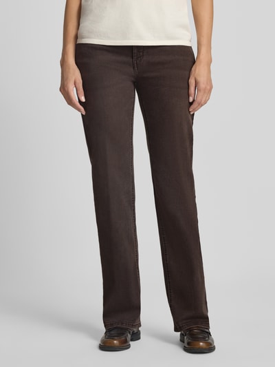 Frauenmodel trägt Straight Fit Jeans mit ausgestelltem Bein Modell 'Laura' von MAC in Dunkelbraun, Damen Straight Fit Jeans von MAC, Nahaufnahme Oberkörper.