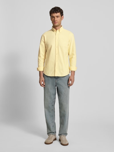 Männermodel trägt Freizeithemd mit Knopfleiste von MCNEAL, gelb, Reine Baumwolle, Regular-Fit, Button-Down-Kragen, Ganzkörperansicht von vorne.