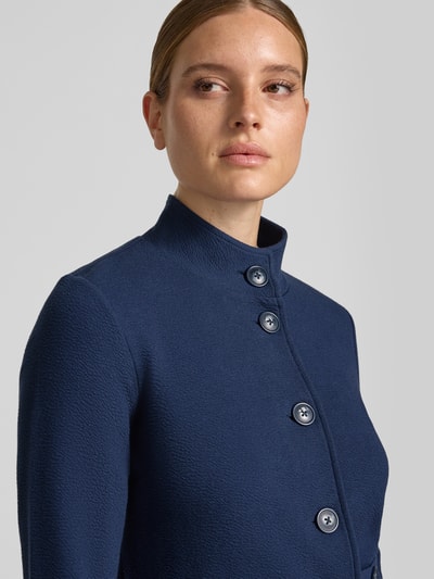 Frauenmodel trägt Regular Fit Kurzblazer aus Baumwoll-Mix von Betty Barclay in Dunkelblau mit strukturierter Oberfläche, Nahaufnahme Oberkörper. Damen Kurzblazer von Betty Barclay