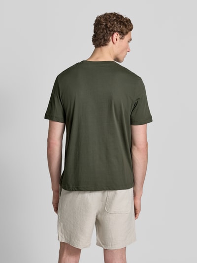 Männermodel trägt Regular Fit T-Shirt aus reiner Baumwolle von Tom Tailor, Optik: Unifarben, Kurzarm, Motiv-Print, Ganzkörperansicht Rückansicht.