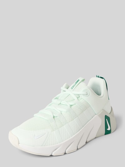Produktfoto, Sneaker mit Logo-Detail Modell 'Metcon' von Nike in Mintgrün, abgerundete Passform, Schnürverschluss, Absatzhöhe 6 cm, Schafthöhe 7 cm, Schaftweite 6 cm, textilartige Oberfläche und weiße Sohle.