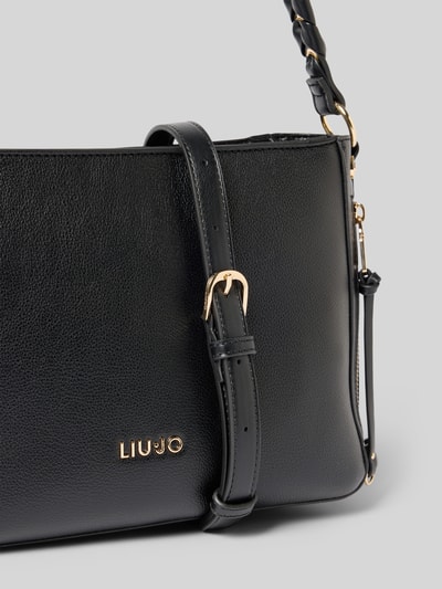 Produktfoto, Handtasche in Leder-Optik Modell 'Gihen' von Liu Jo White in Schwarz mit Logo-Detail, Abnehmbare Schulterriemen, Hauptfach mit Reißverschluss, Maße ca. 28 cm Breite, 20 cm Länge, 10 cm Tiefe, Schulterriemen ca. 113 cm