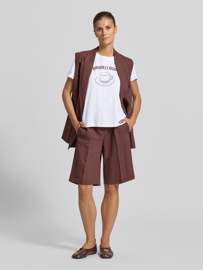 Frauenmodel trägt Damen T-Shirt mit Motiv-Print Modell 'SOBBE' von B.Young aus Reiner Baumwolle, Regular-Fit, Rundhalsausschnitt, weiße Farbe, kombiniert mit braunem Blazer und Shorts, Motiv-Print auf Brust, Rückenlänge bei Größe S 60 cm, Ganzkörperansicht von vorne.