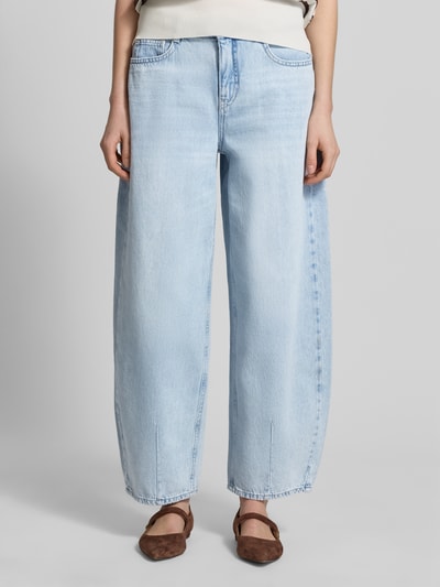 Frauenmodel trägt Barrel Fit Jeans mit Eingrifftaschen Modell 'Lolah breath' von OPUS in hellem Blau, reine Baumwolle, Nahaufnahme Oberkörper. Bundweite 39 cm, Innenbeinlänge 70 cm bei Größe 36/30, klare Linien, glatte Textur.