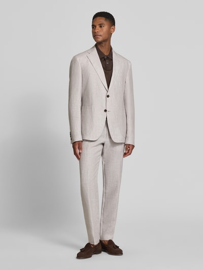 Männermodel trägt Slim Fit Leinenhose mit Tunnelzug Modell 'Sake' von JOOP! Collection in Beige, reine Leinen, Ganzkörperansicht von vorne.