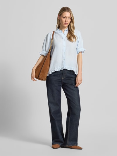 Frauenmodel trägt Bluse mit Leinen-Anteil und Rüschensaum von Christian Berg Woman, hellblau, Regular-Fit, Viskose-Mix, Hemdblusenkragen, Knopfleiste, Rüschenärmel, Rückenlänge 68 cm, Ärmellänge 30 cm, Ganzkörperansicht von vorne