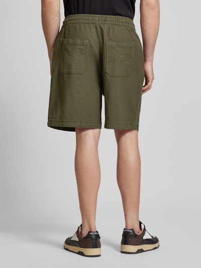 REVIEW Straight Leg Shorts mit Label-Detail Oliv 5