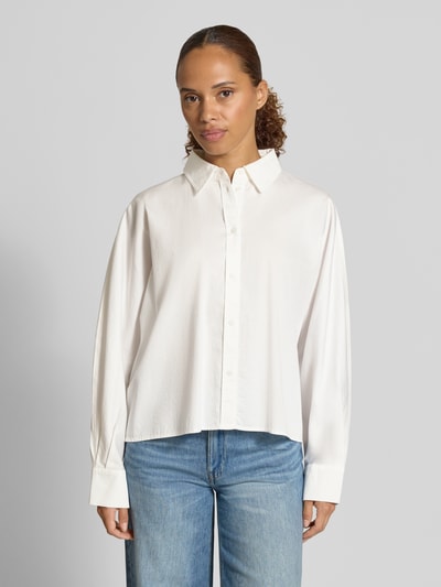 Vrouwenmodel draagt loose fit blouse met lange mouwen van puur katoen Model 'Feddy' van OPUS, look: effen, knoopsluiting, popeline, gestikt logo, overhemdkraag, manchet, wit, voorkant volledige lichaamsopname.