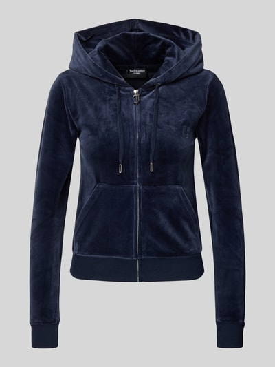 Produktfoto, Sweatjacke mit Label-Stitching Modell 'ROBERTSON' von Juicy Couture in Dunkelblau, Material-Mix mit Stretch-Anteil, Regular Fit, Kapuze mit Tunnelzug, Reißverschluss, Känguru-Tasche, samtige Textur