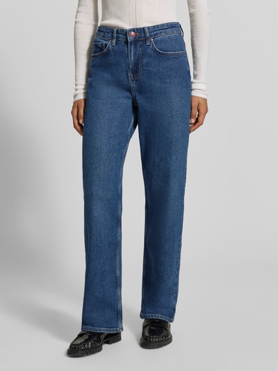 Frauenmodel trägt Straight Fit Jeans aus Baumwoll-Mix von MYON, dunkles Blau, 5-Pocket-Design, strukturierte Oberfläche, Ganzkörperansicht von vorne. Bundweite 38 cm, Innenbeinlänge 79 cm in Größe 36.