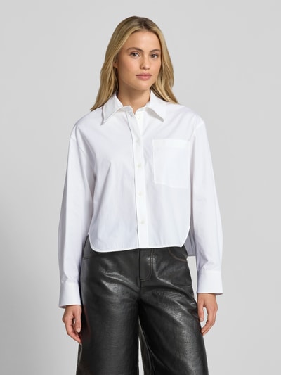 Männermodel trägt Regular Fit Hemdbluse aus Baumwolle von Anine Bing, weiß, krój regular fit, czysty bawełna, kołnierzyk koszulowy, cropped, długi rękaw, długość tyłu w rozmiarze 36: 56 cm, długość rękawa w rozmiarze 36: 58 cm, przód, zdjęcie całej sylwetki