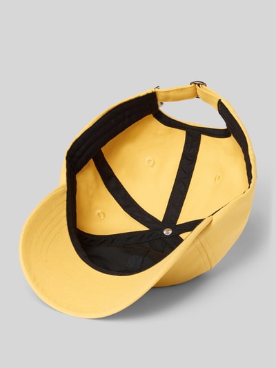 Produktfoto, Basecap aus reiner Bio-Baumwolle Modell 'YENAAS' von Armedangels, unifarbene Optik, gelbe Struktur, Logo-Stitching, verstellbarer Riegel