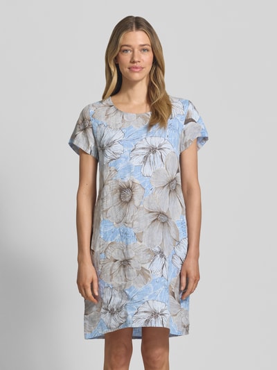 Frauenmodel trägt knielanges Kleid aus Leinen-Mix Modell 'Gi44nii' von ZABAIONE, blauer Allover-Look, Gerader-Schnitt, Rundhalsausschnitt, Ganzkörperansicht von vorne. Kontext: Damen Kleid aus Leinen-Baumwoll-Anteil, Rückenlänge bei Größe S: 92 cm, Brustweite: 45 cm, Ärmellänge: 17 cm.