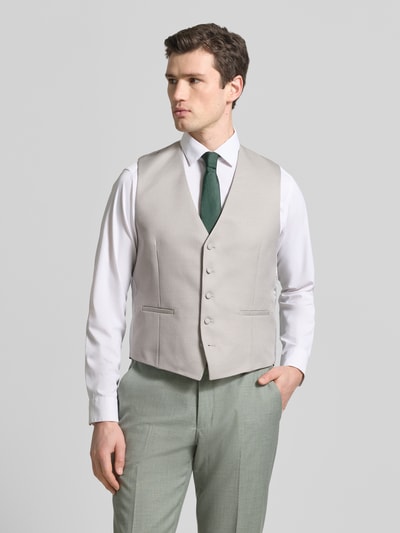 Mannenmodel draagt Regular Fit Weste mit V-Ausschnitt van Wilvorst in lichtgrijs met paspelzakken, materiaalmix met katoen, knoopsluiting, regular fit, v-hals; ruglengte 61 cm, schouderbreedte 37 cm, borstwijdte 54 cm; geheel lichaamsaanzicht van voren.