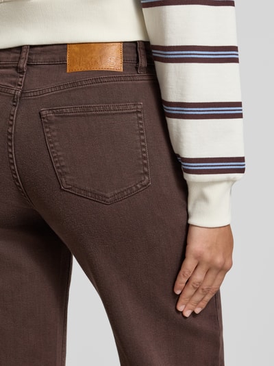 Frauenmodel trägt Wide & Loose Fit Jeans aus Baumwoll-Mix Modell 'SILKE' von PIECES, brauner Stoff, Detailaufnahme, Damen Wide & Loose Fit Jeans von PIECES.