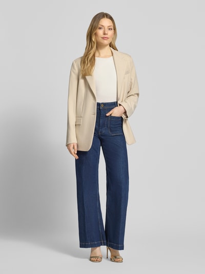 Frauenmodel trägt Top mit Rundhalsausschnitt von Christian Berg Woman Selection in Weiß, kombiniert mit beigem Blazer und blauer Jeans, Ganzkörperansicht von vorne.
