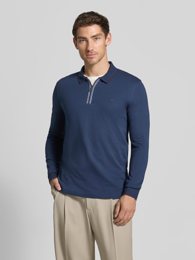 Mannenmodel draagt Slim Fit Poloshirt met ritssluiting van Christian Berg Men, puur katoen, slim fit, shirt met lange mouwen, ruglengte bij maat M 75 cm, Ganzkörperansicht von voren.
