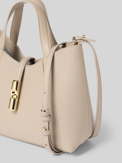 Produktfoto, Handtasche mit Applikation Modell 'GOCCIA' von FURLA in Beige, offene Struktur, kurze Tragegriffe, verstellbarer Schultergurt, Reißverschlussfach innen, Breite 28 cm, Länge 23 cm, Tiefe 11 cm, Schulterriemen 97 cm, goldene Details, feine Leder-Textur.