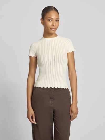 Frauenmodel trägt Slim Fit Strickpullover aus Viskose-Mix Modell 'FICE' von BOSS Orange in Strickoptik mit Struktur-Muster und Label-Applikation, Rundhals-Ausschnitt, Kurzarm, cremefarben, Materialverarbeitung: Strick, Ganzkörperansicht von vorne.