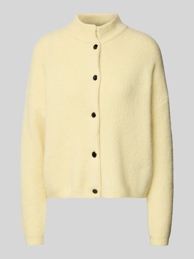 Produktfoto, Regular Fit Cardigan aus Alpaka-Mix Modell 'Alpha' od Gestuz, jasnożółty, faktura dzianiny, prążkowane wykończenia, kołnierz stójka, pełna listwa guzikowa, elastischer Alpaka-Mix z dodatkiem Escorial-Woll-Mix, długość tyłu w rozmiarze S: 55 cm, długość rękawa w rozmiarze S: 48 cm
