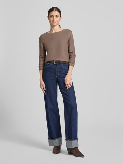 Vrouwenmodel draagt Regular Fit gebreide pullover uit puur katoen van Marc O'Polo, look: effen, rolzoomen, lange mouw, ronde hals, applicatie met labelstitching, knitwear, geheellichaamsaanzicht van voren.