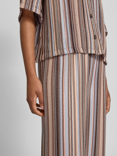 Frauenmodel trägt Wide Leg Hose im Allover-Look mit elastischem Bund von Smith and Soul, Material-Mix mit Stretch-Anteil, Nahaufnahme Oberkörper.