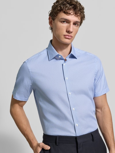 Männermodel trägt Regular Fit Business-Hemd mit Kentkragen von Christian Berg Men, Hellblau, reine Baumwolle, Nahaufnahme Oberkörper.